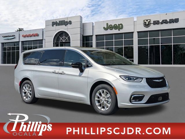 2026 Chrysler Pacifica Limited's photo