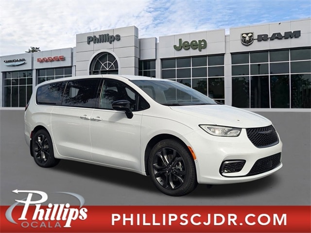 2026 Chrysler Pacifica Select's photo