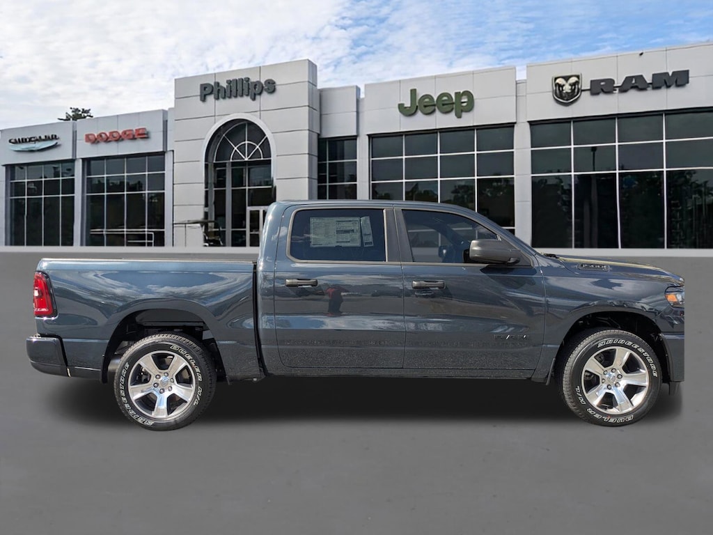 New 2026 Ram 1500 EXPRESS CREW CAB 4X2 5'7 BOX Pickup