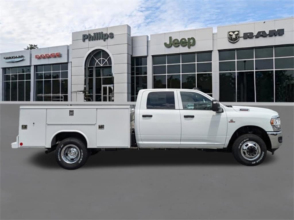 New 2024 Ram 3500 Chassis Cab 3500 TRADESMAN CREW CAB CHASSIS 4X4 60' CA Pickup