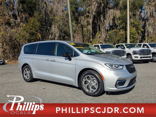 2024 Chrysler Pacifica Limited's photo