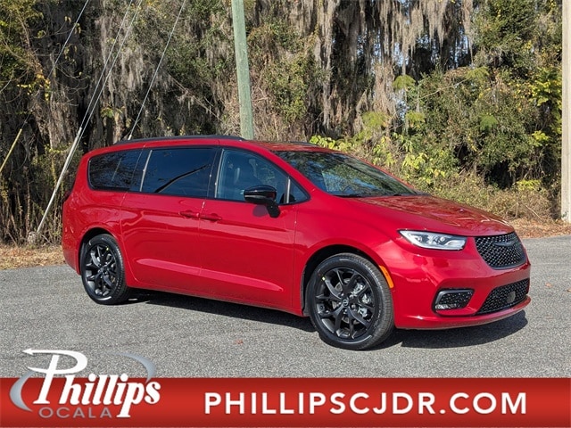 2026 Chrysler Pacifica Limited's photo