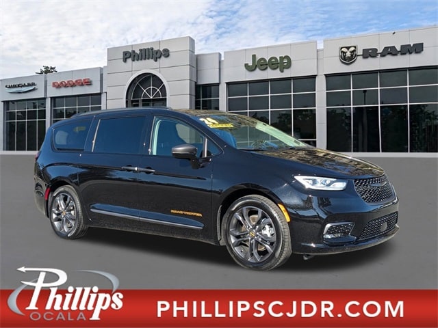 2024 Chrysler Pacifica Touring L's photo