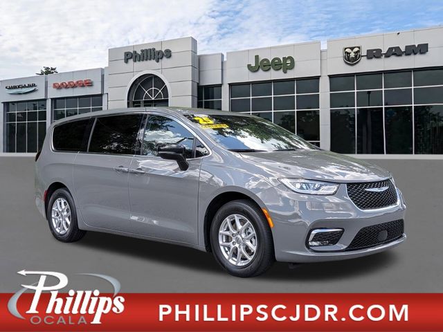 2025 Chrysler Pacifica Select's photo