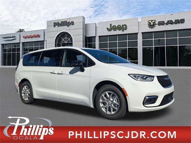 2026 Chrysler Pacifica Select's photo