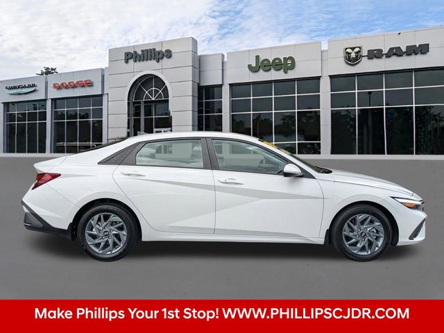 2024 Hyundai Elantra SEL - Photo 2
