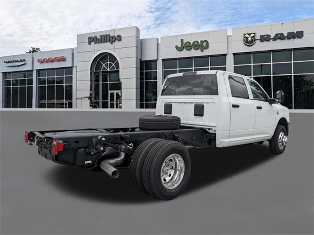 New 2025 Ram 3500 Chassis Cab 3500 TRADESMAN CREW CAB CHASSIS 4X4 60' CA Pickup