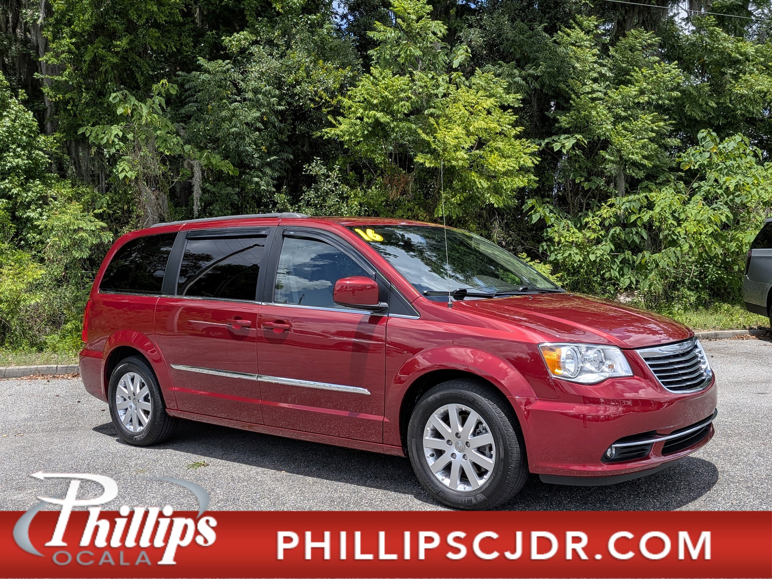 2016 Chrysler Town & Country Touring's photo