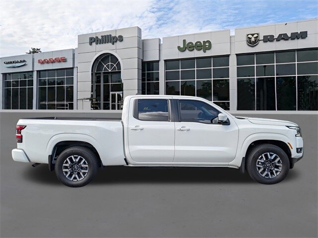 2025 Nissan Frontier SL photo 2