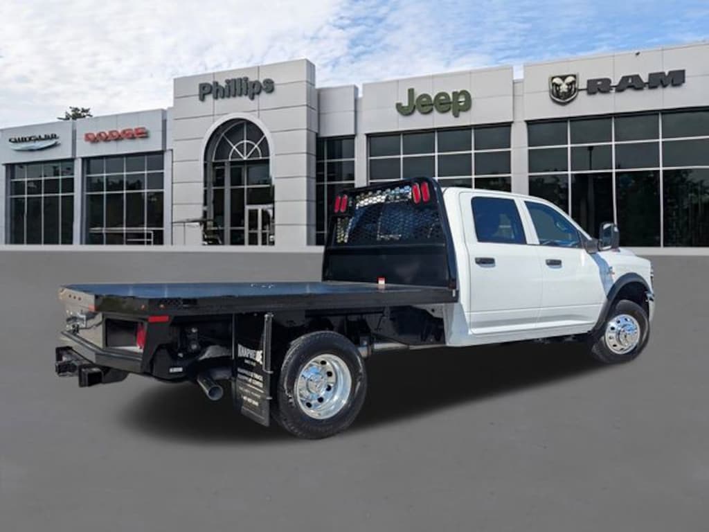 New 2026 Ram 3500 Chassis Cab TRADESMAN CREW 4X4 60' CA Pickup