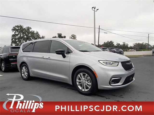 2026 Chrysler Pacifica Select's photo