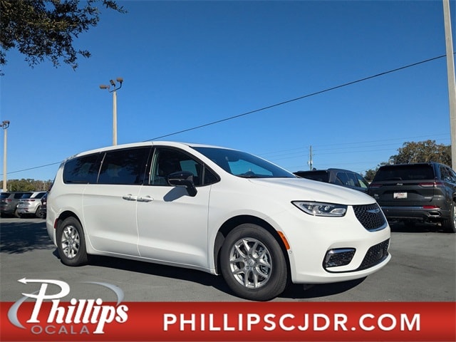 2026 Chrysler Pacifica Select's photo