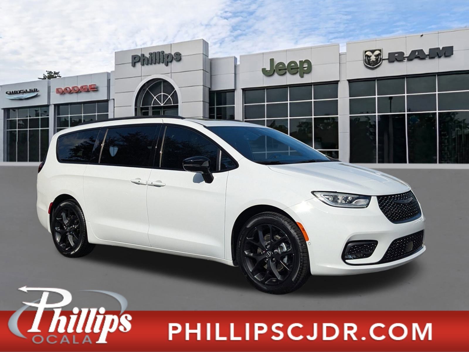 2026 Chrysler Pacifica Limited's photo