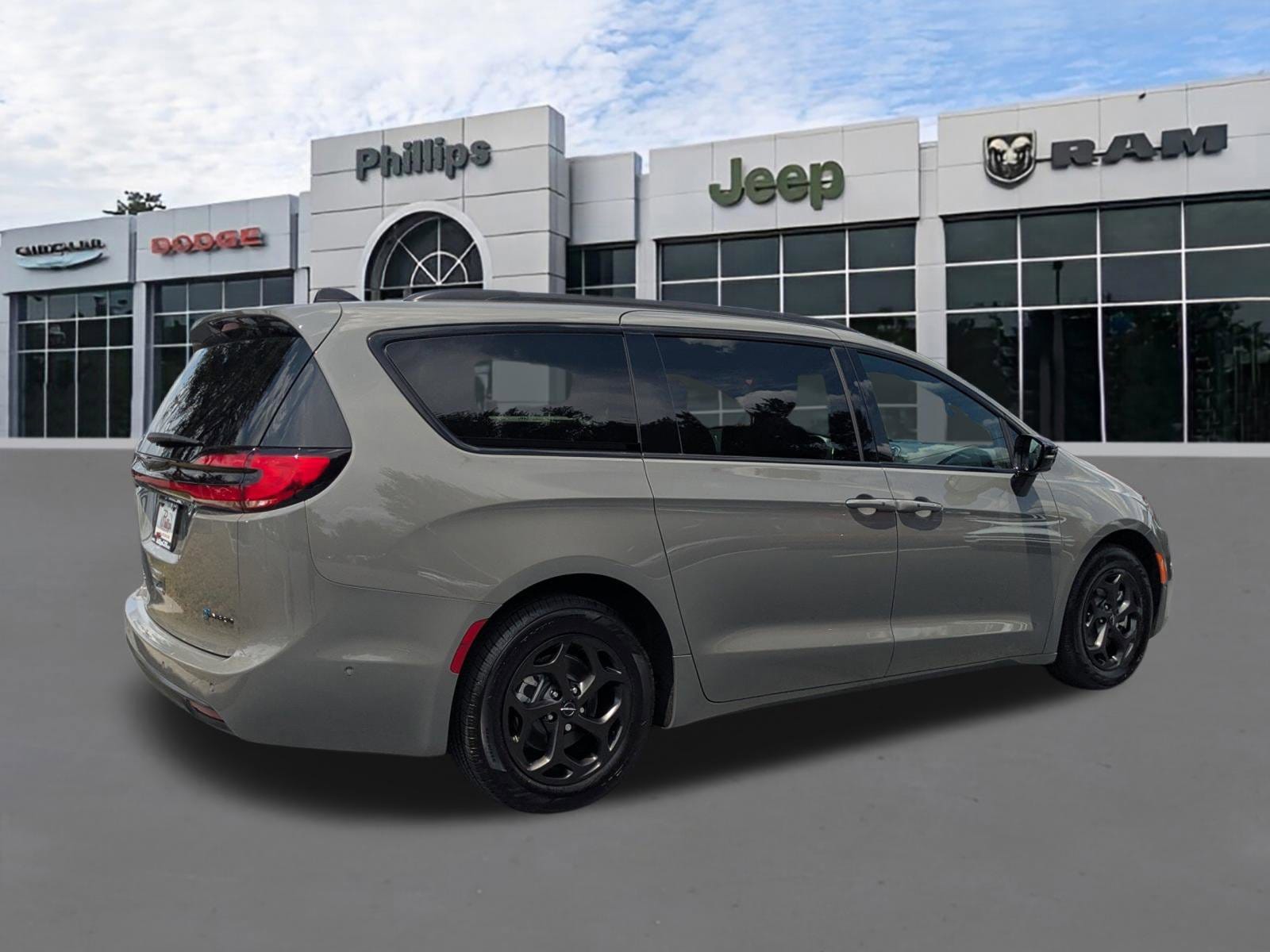 2025 Chrysler Pacifica PHEV Select - Photo 3