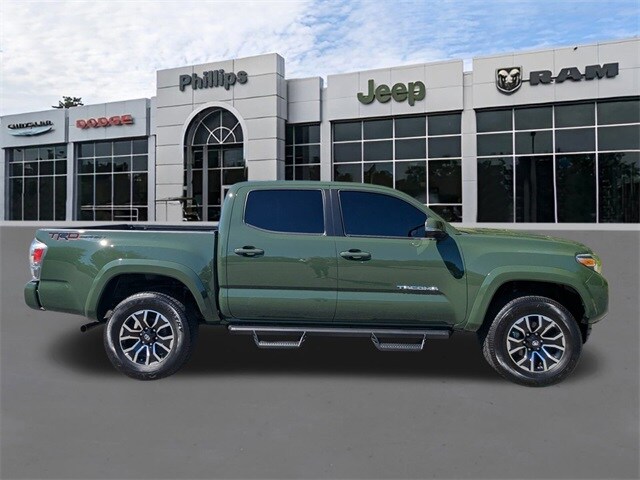 2022 Toyota Tacoma TRD Sport photo 2