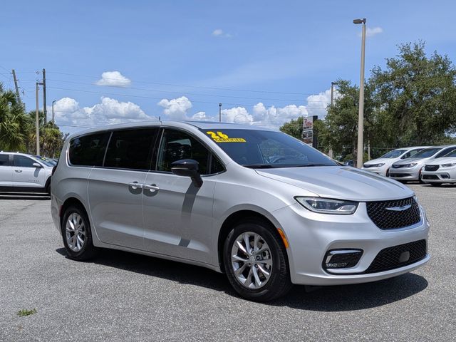 2026 Chrysler Pacifica Limited's photo