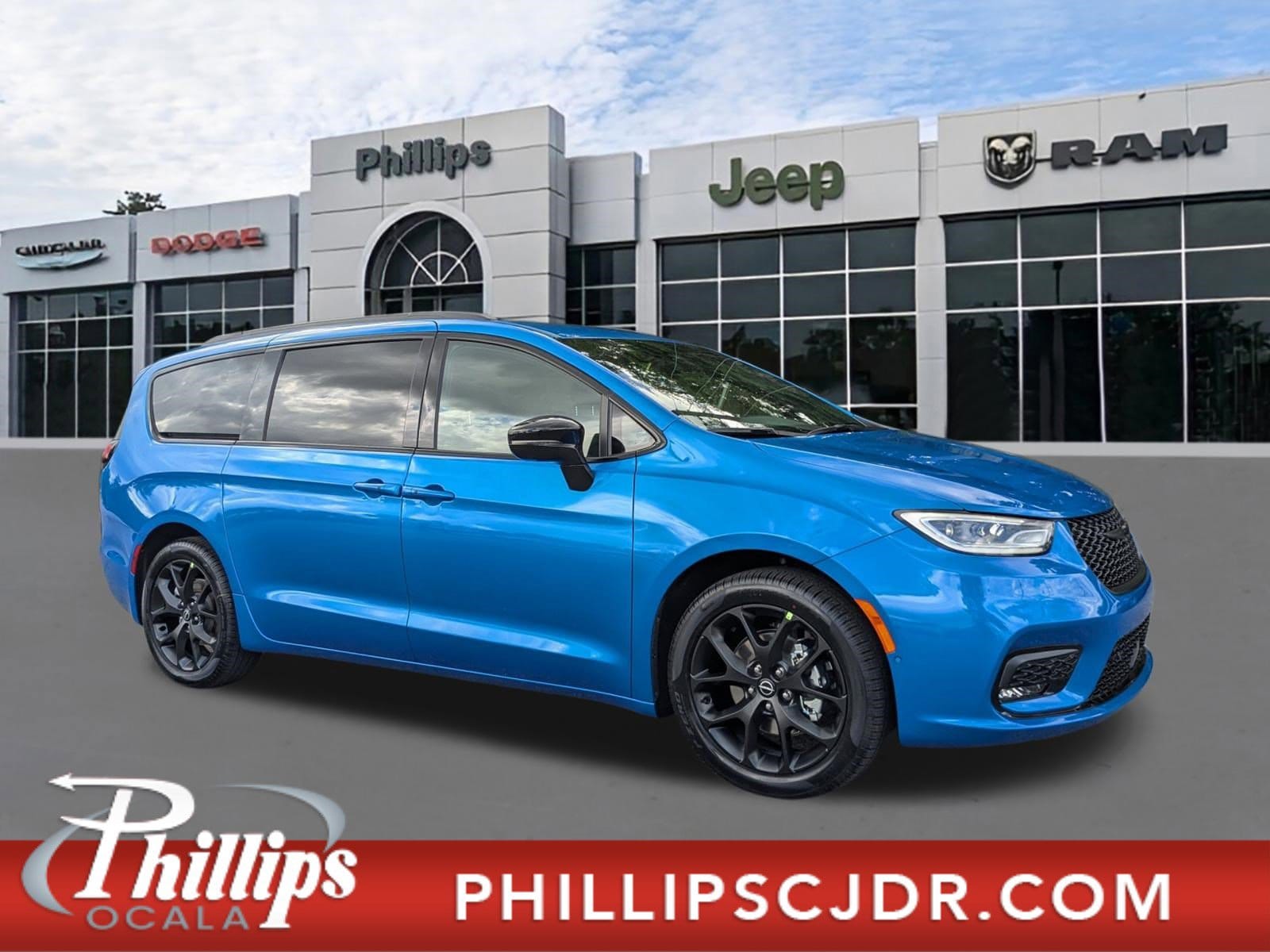 2026 Chrysler Pacifica Select's photo