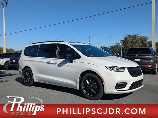 2026 Chrysler Pacifica Limited's photo