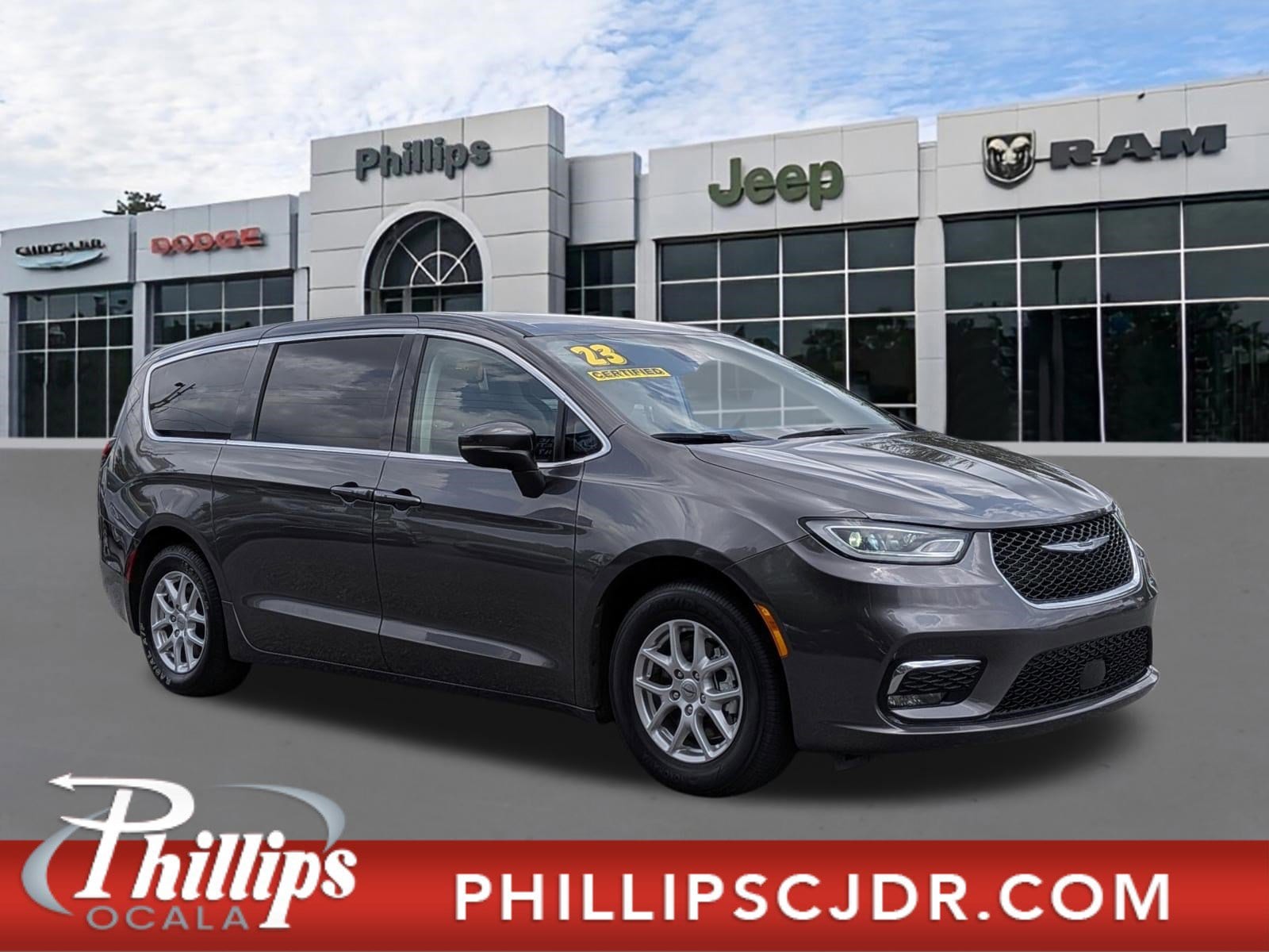 2023 Chrysler Pacifica Touring L's photo