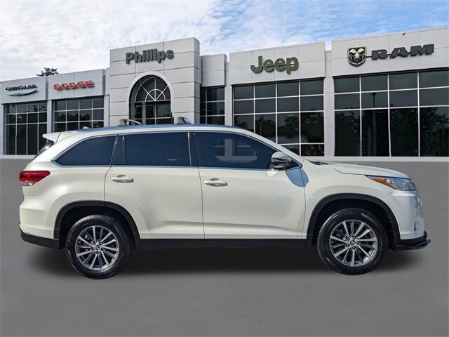 2019 Toyota Highlander SE XLE photo 2