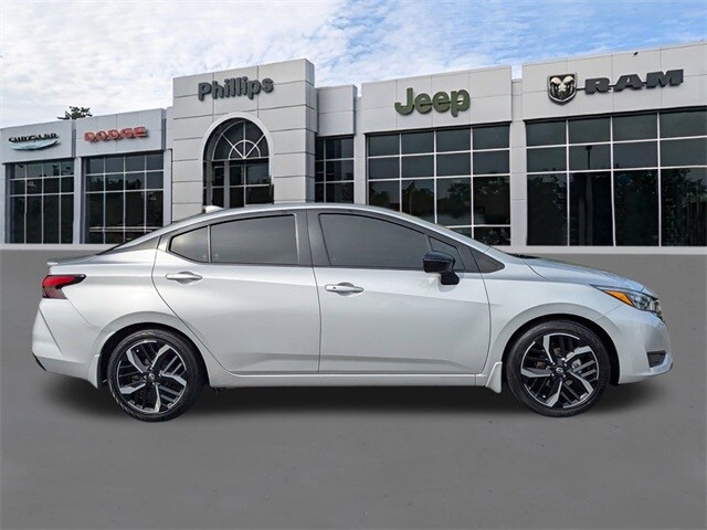 2023 Nissan Versa 1.6 SR photo 2