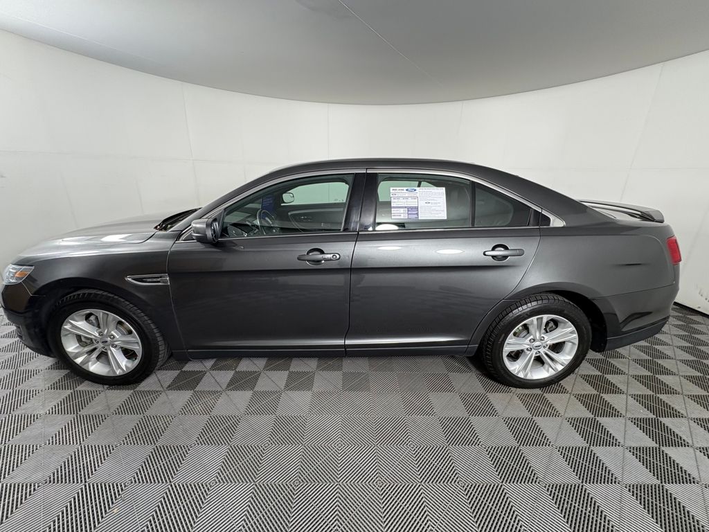 2019 Ford Taurus SEL photo 4