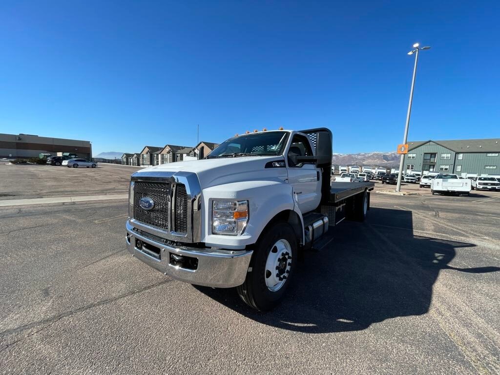 2025 Ford F-650 photo 3