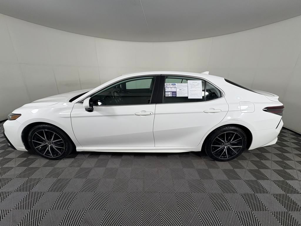 2021 Toyota Camry SE Nightshade Edition photo 4