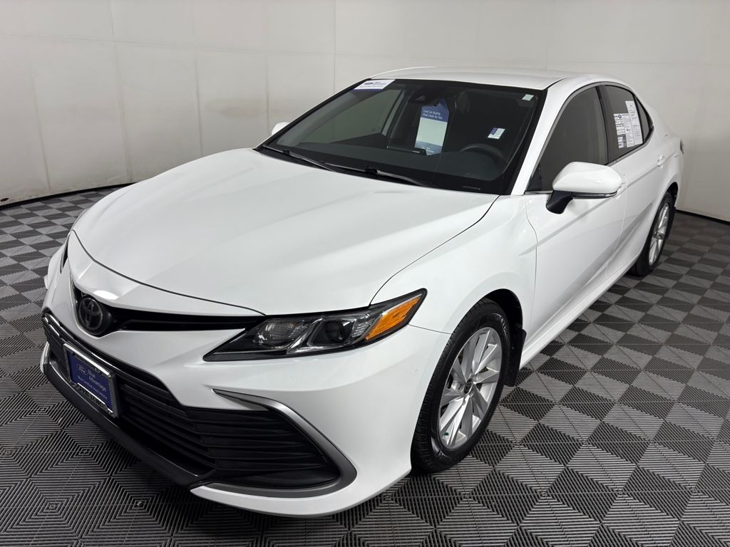 2022 Toyota Camry LE photo 3