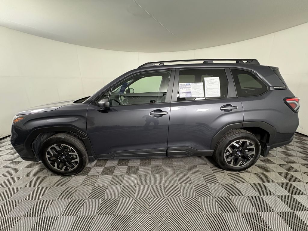 2025 Subaru Forester Premium photo 3