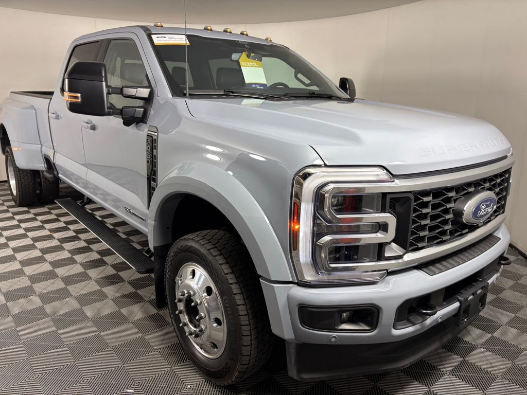2025 Ford F-450 Super Duty Platinum's photo