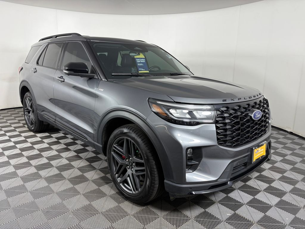 2025 Ford Explorer ST-LINE's photo
