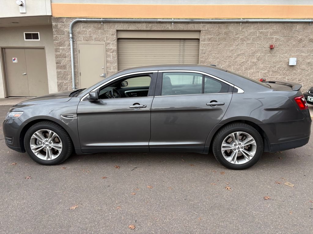 2019 Ford Taurus SEL photo 4