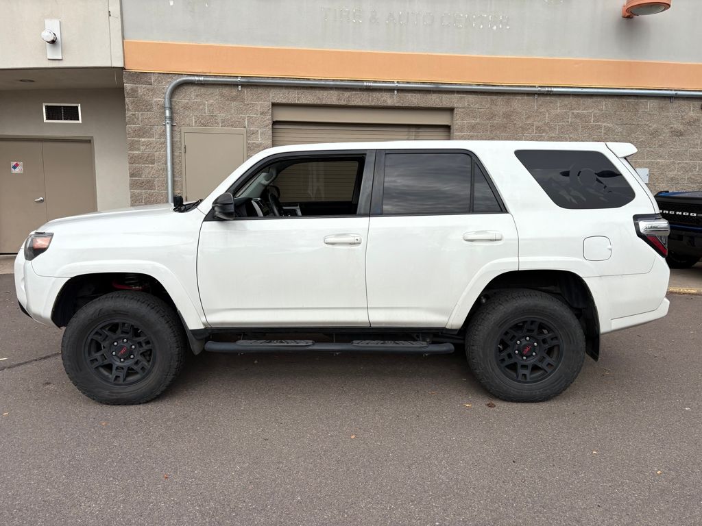 2017 Toyota 4Runner SR5 photo 2