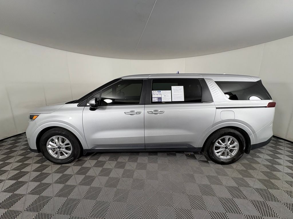 2023 Kia Carnival LX photo 4