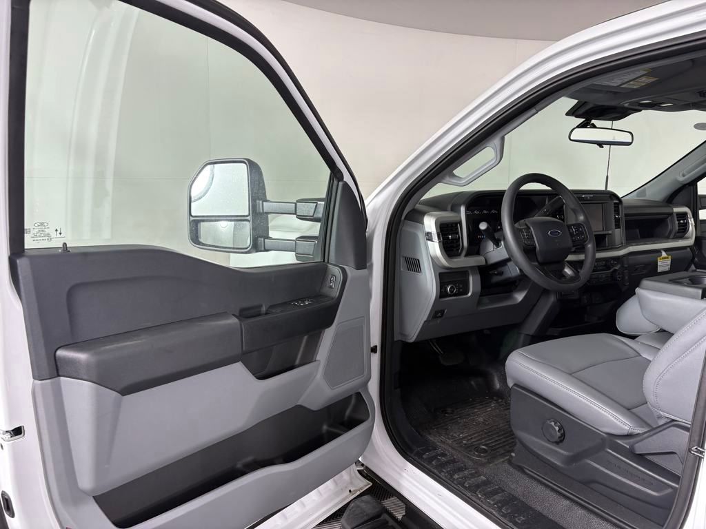 2025 Ford F-350 Super Duty Chassis Cab XL - Photo 13