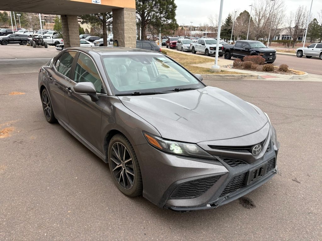 2022 Toyota Camry SE's photo