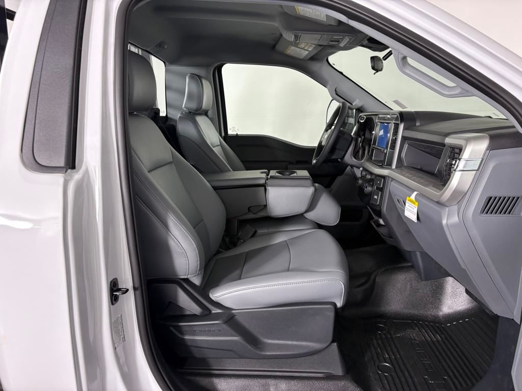 2025 Ford F-350 Super Duty Chassis Cab XL - Photo 32