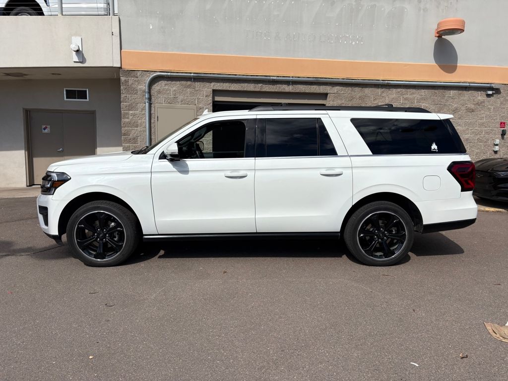 2023 Ford Expedition MAX Limited photo 2