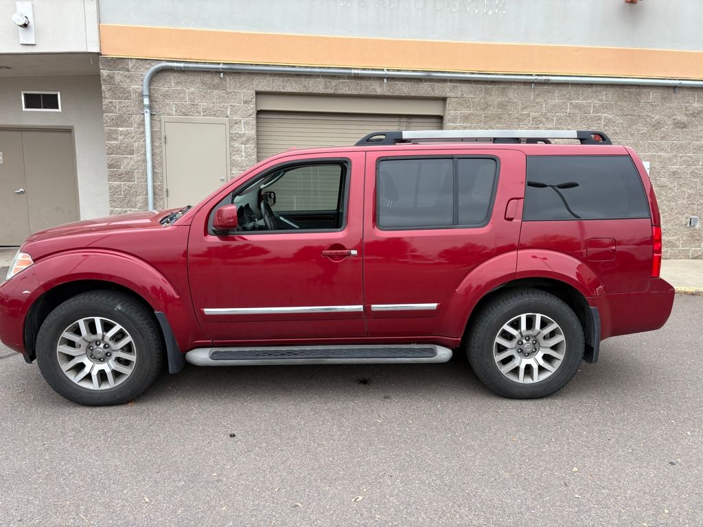 2011 Nissan Pathfinder LE photo 4