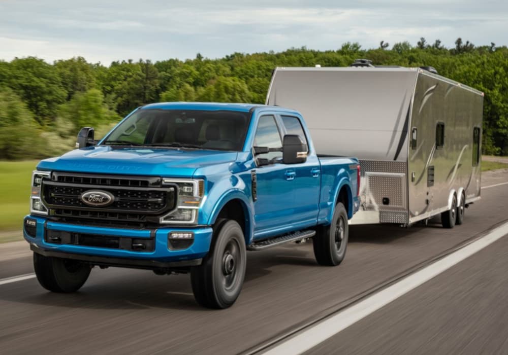 2020 Ford Super Duty F-250 Towing.png 2020 Ford F-250 Super Duty blue exterior color towing a large trailer