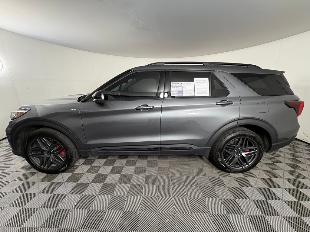2025 Ford Explorer ST-Line photo 4