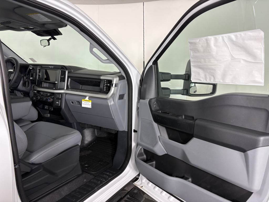 2025 Ford F-350 Super Duty Chassis Cab XL - Photo 31