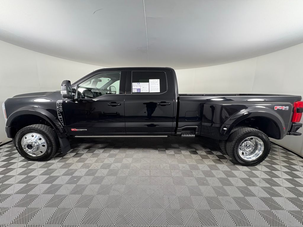 2025 Ford F-450 Platinum photo 2