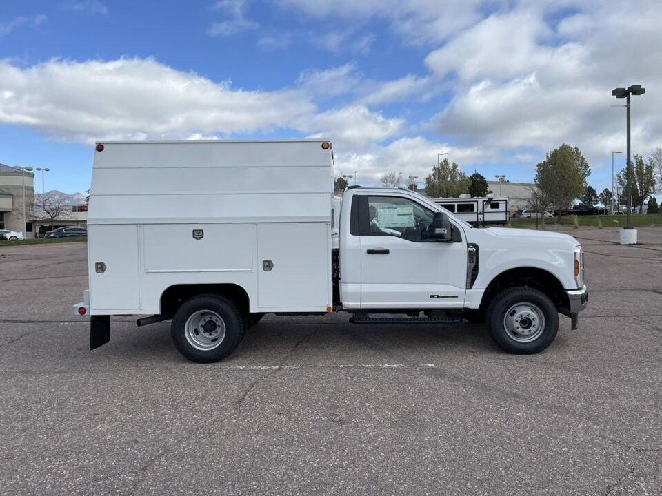 2024 Ford F-350 photo 2