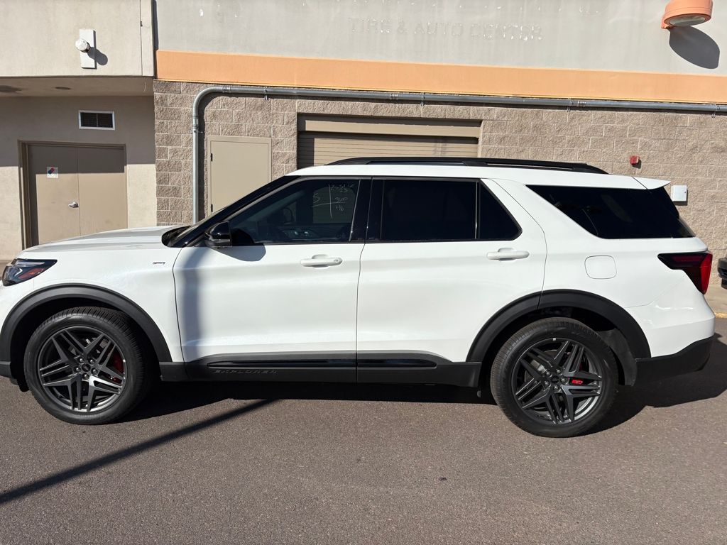 2025 Ford Explorer ST-Line photo 2