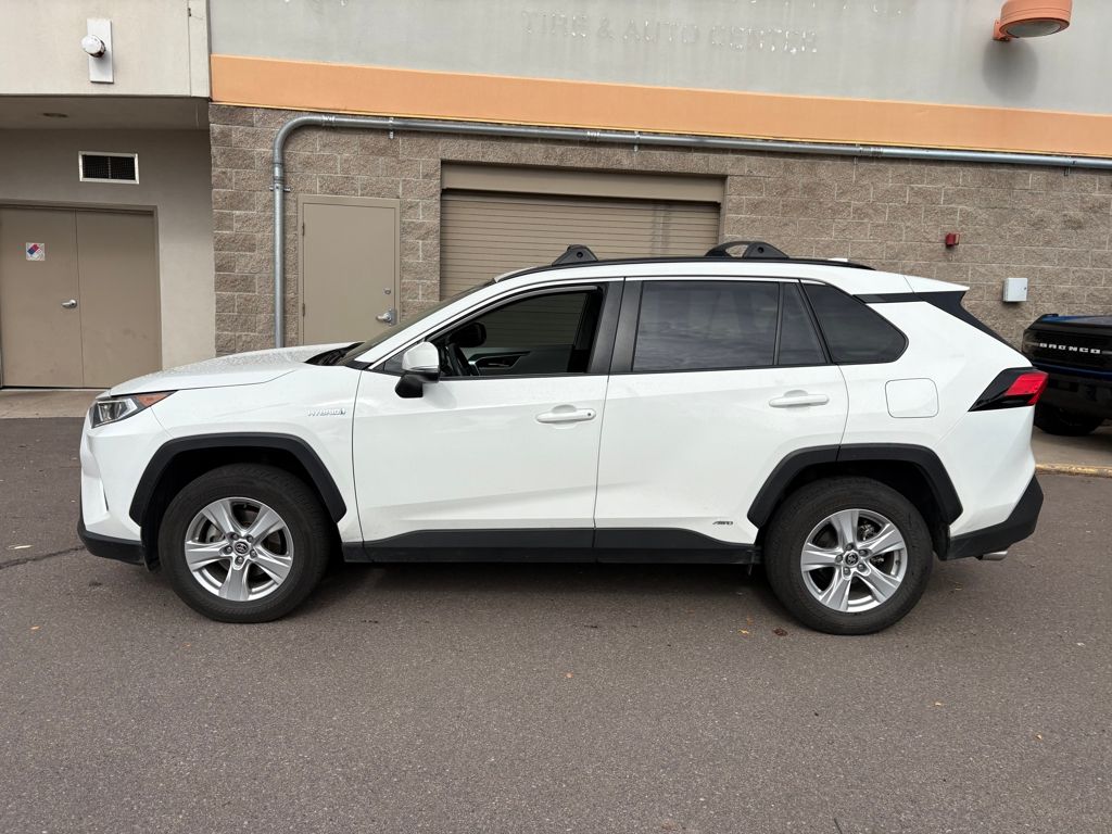 2020 Toyota RAV4 Hybrid XLE photo 3