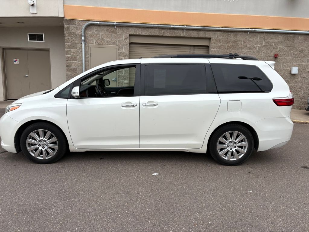 2017 Toyota Sienna L photo 3