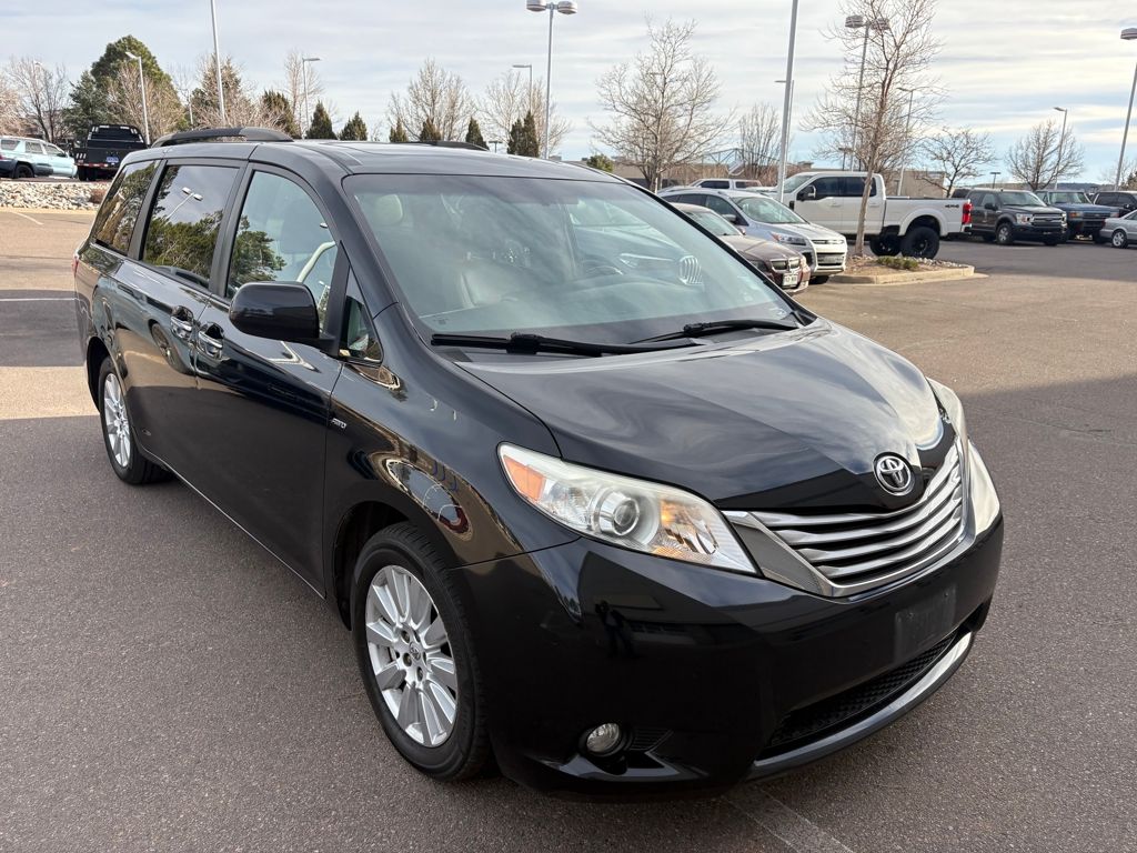 2017 Toyota Sienna XLE Premium's photo