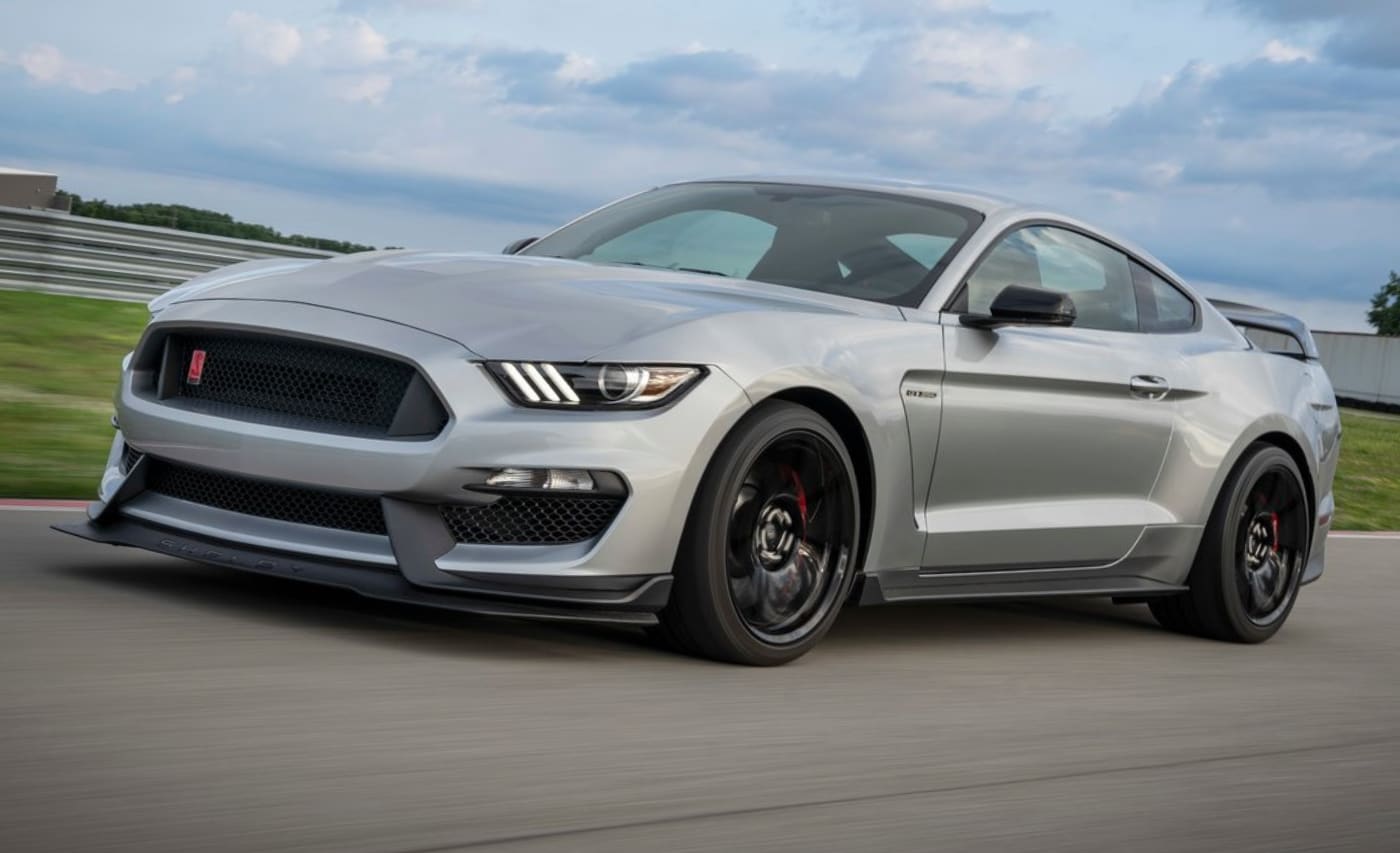 2020 Ford Mustang Shelby GT350R driving fast around a race track